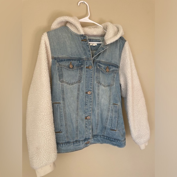 Ardene Denim Jean Jacket with White Sherpa And hood size medium. NWOT - Picture 7 of 7